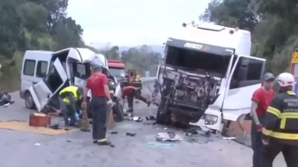 Bombeiros van e caminhão do acidente de murilo huff