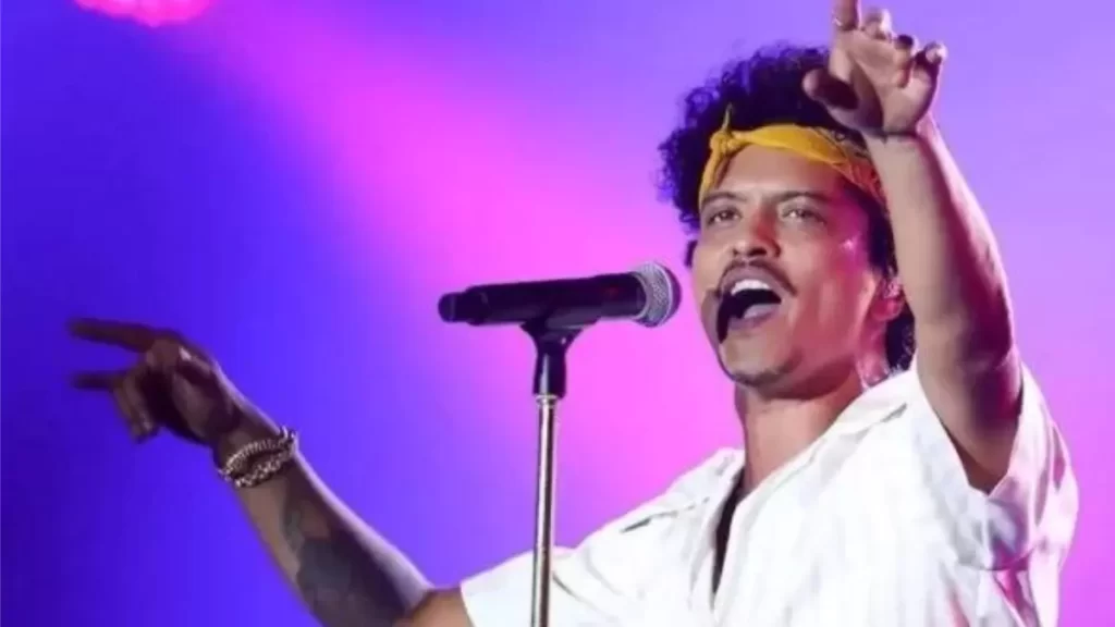 Bruno Mars, Cantando Evidências